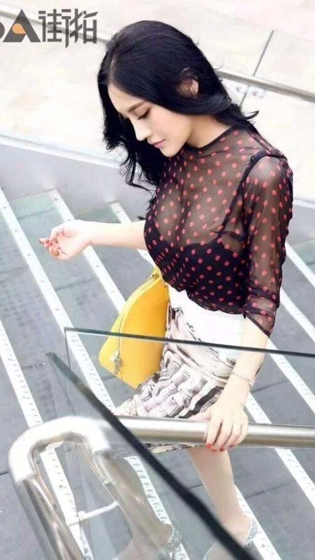 紧身裤勾画出美丽的线条,尤其是那条大长腿,让路人驻足!