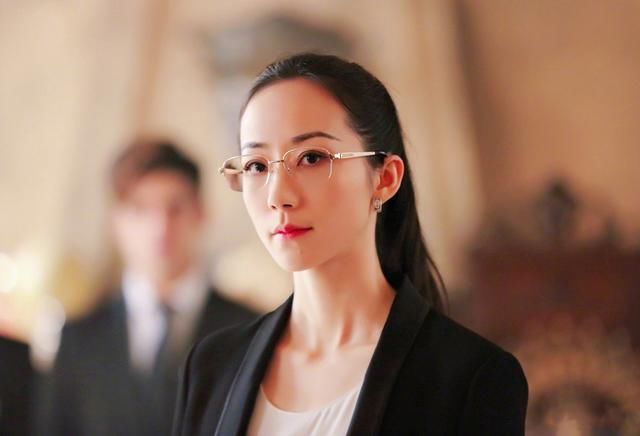 衣品不出错的韩雪却被剧中造型坑了，短发配大衣，全靠颜值撑气场