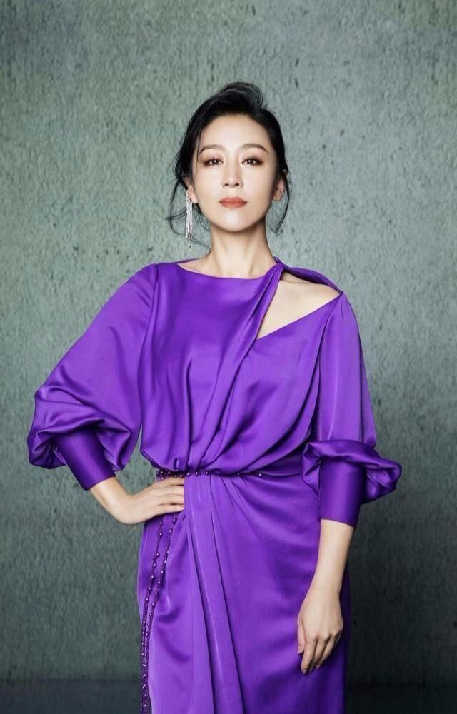 【设计】有一种媚而不妖,叫“苗木基地穿束腰裙”,单露一只肩,现代感满满的