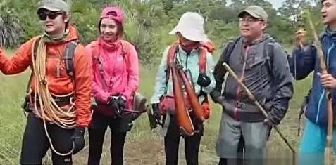 图集别人干活，她在不停换发型，怪不得热巴和娜扎都红了，她红不