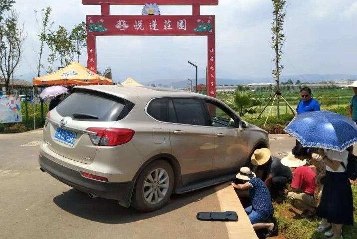 开车回农村，为啥很多人都会把车开掉进“沟里”？老司机道出答案