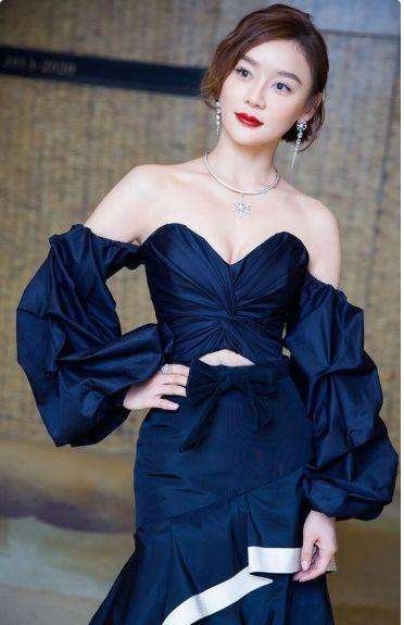 袁姗姗性感亮相，这身材太诱惑，网友直呼:马甲线不是白练的呀