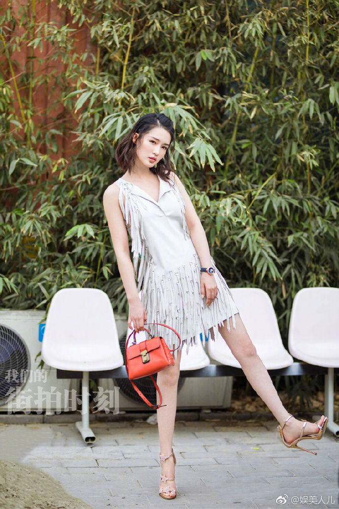 李沁时尚杂志封面写真，露趾高跟凉鞋配流苏短裙 美腿和嫩白脚丫