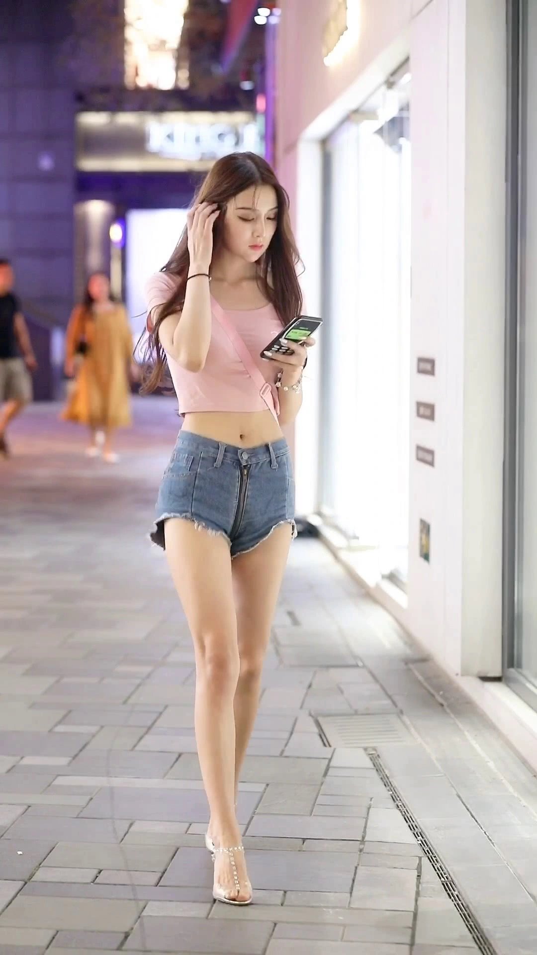 『微胖』身材微胖的小姐姐, T恤配牛仔短裤让人眼前一亮