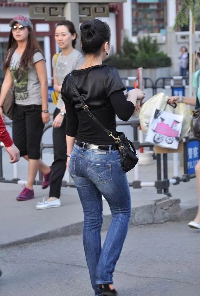 穿上紧身牛仔裤，丰满的身材一览无遗