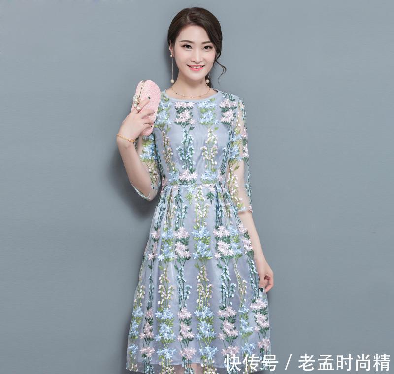  『宽松连衣』女人如果40来岁就要好好打扮！试试这些春裙，搭配裸靴，美炸天