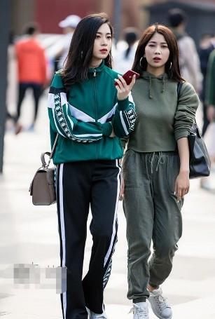  「印花」路人街拍，小姐姐身穿一款印花的长款裙子，很显大气
