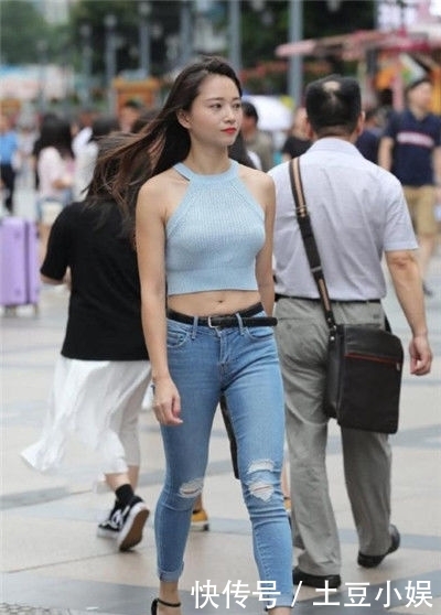 『气质』街拍:温柔之至的美女,身穿浅蓝色连衣裙,气质温婉动人