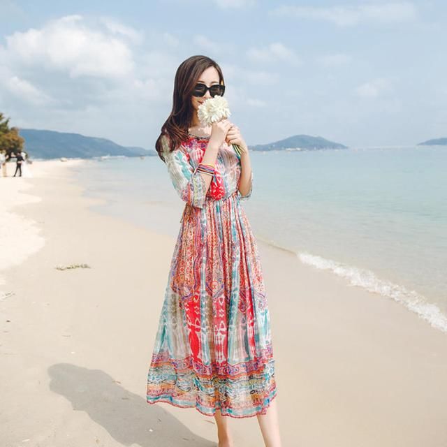 海滩比基尼早过时了，如今流行新款“海滩裙”，媳妇穿了美了十倍