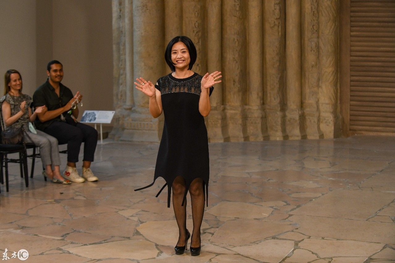 开放的国家真好蒙面美女，衣服穿成这样都能在街上走