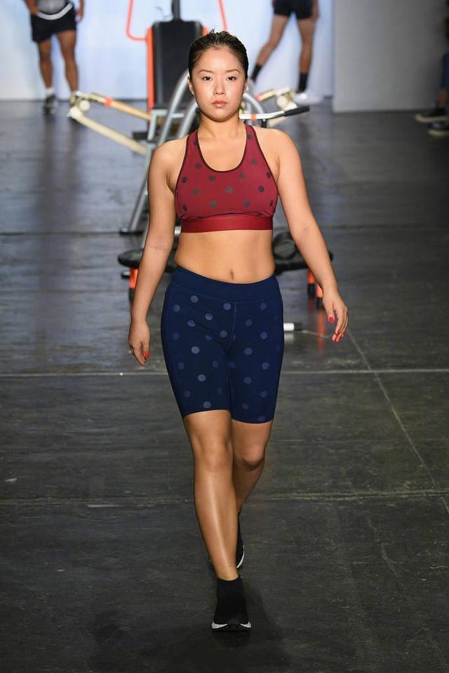 王菊首登纽约时装周T台，只是换个眼妆却叫人认不出，气场都没了