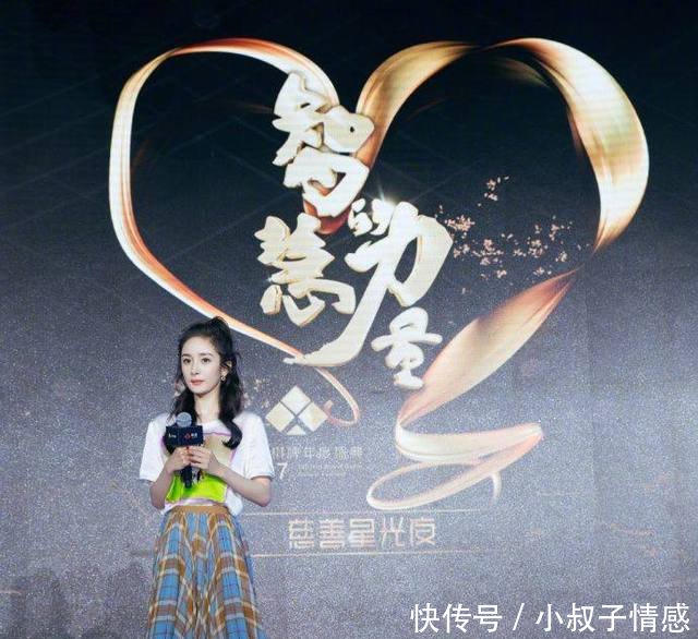 杨幂素颜现身，网友直呼差好大，离开妆发加持还不如路人好看呢