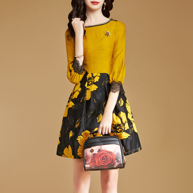 终于推出如此的高雅“妈妈”秋裙!中秋送老妈几件，时尚肤白美嫩