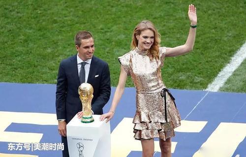 法国夺冠，LV太子妃水果娜笑到合不拢嘴，世界杯闭幕最幸福超模