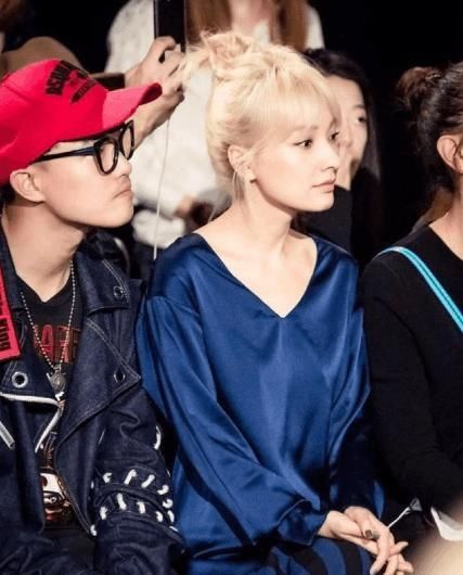 当女星换了发色,郑爽可爱似芭比,杨颖年轻十岁,而她气质大变