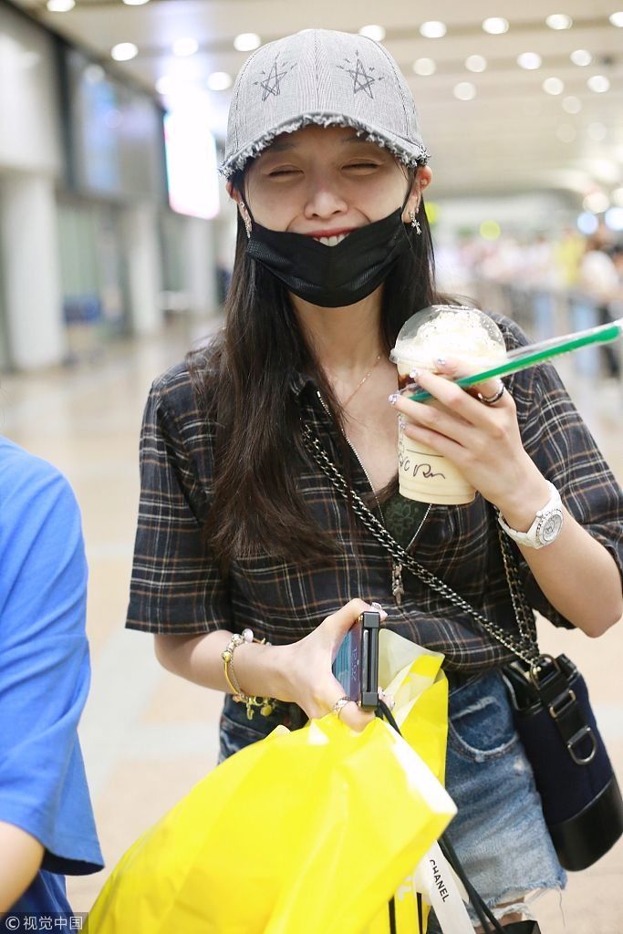 吴宣仪自曝拔智齿后口罩遮面低调赶路 捧咖啡猫腰疾走变调皮“吃