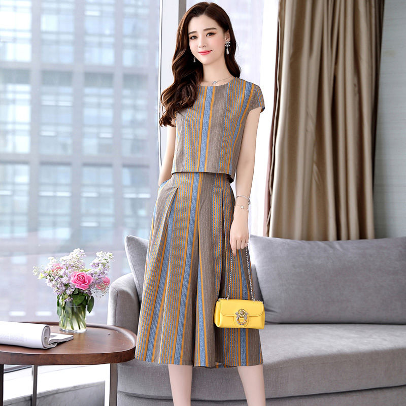 比丝袜好看百倍的显瘦裙，立秋后就流行这么穿，你别傻傻不知道