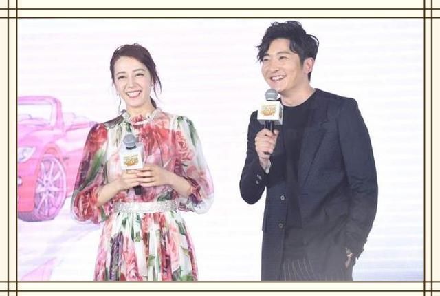 当26岁热巴和47岁王琳同穿印花裙，终于知道为啥女人越老越有味道