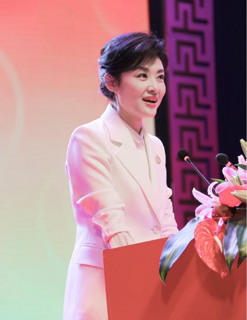  #看上去更加#著名主持人“周涛”真会穿！深红色镂空连衣裙搭配扎发，优雅大气