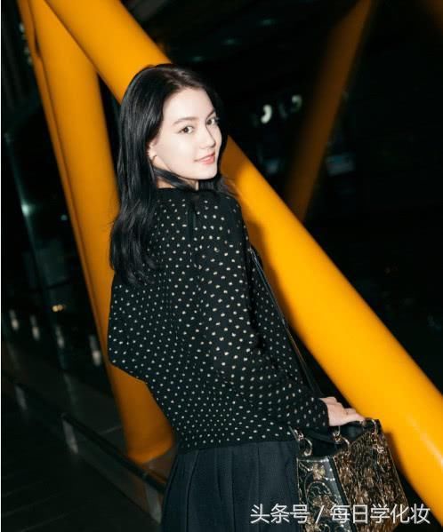 杨颖工作室签下的00后小花李诗颖，长相甜美，迪丽热巴杨颖结合版