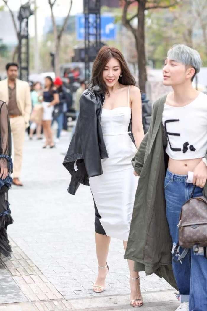 街拍校园女神:连衣裙搭配小高跟鞋,优雅又美丽!