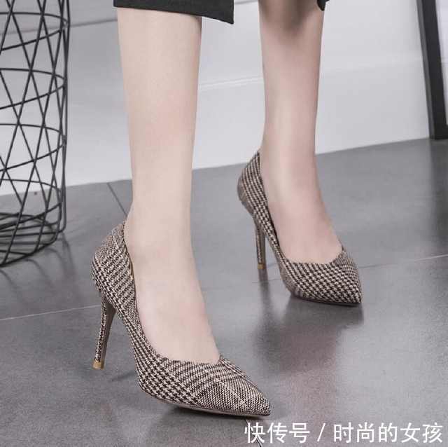 尖头鞋头修饰出修长脚型，更是在视觉上拉长了腿部线条！