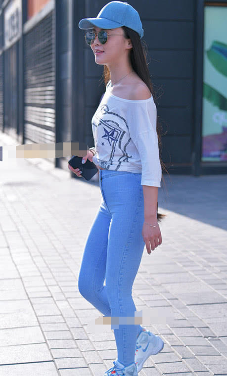 蓝色紧身牛仔裤勾勒出紧实的线条，蓝白配清清爽爽出门