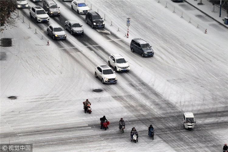 全国多地迎降雪 市民风雪中出行