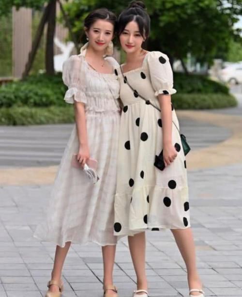 气质:街拍:身材高挑的美女,一条白色的连衣裙,时尚魅力气质
