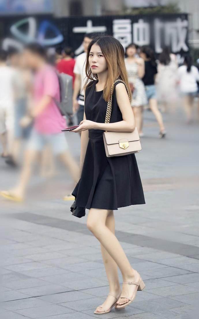 国内街拍 每个是艳美绝俗气质美女 双腿修长 很会抢风头！