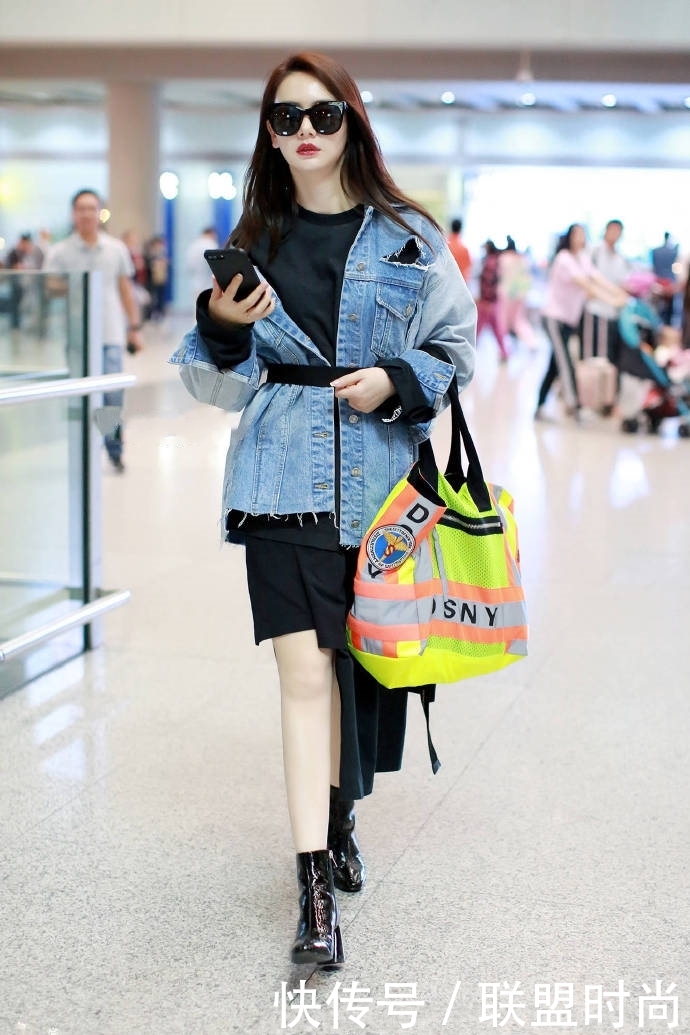 戚薇这条短裤太短了吧！都短到大腿根了，坐下来的瞬间好尴尬！