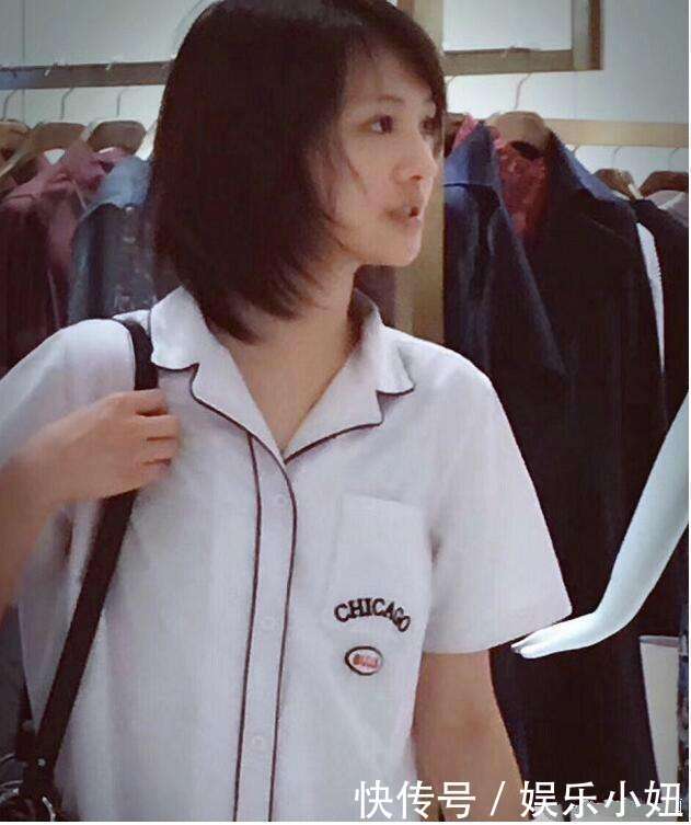 郑爽素颜陪父母逛商城，玩偶少女心爆表，但是麻麻的动作太辣眼睛