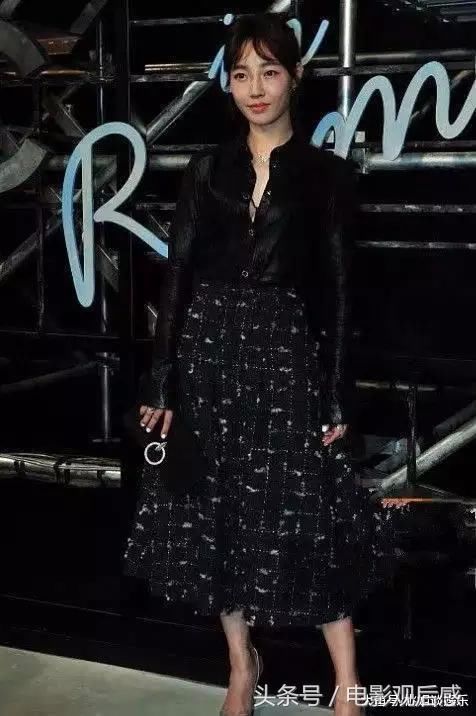 白百何太想红，穿了件透视装身材一，网友：侧面看着太尴尬