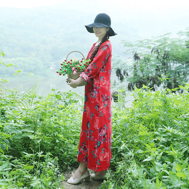 50岁的婆婆，真会打扮!都穿连衣裙和小衫，搭配高跟鞋，太美嫩