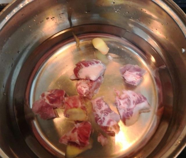  鲜味@玉米骨头汤，鲜味十足，好喝不油腻