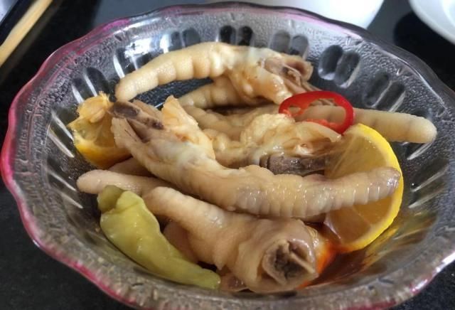 「柠檬鸡爪」它是天然的“护肤品”，口感Q弹嫩滑，满满的胶原蛋白，远离皱纹