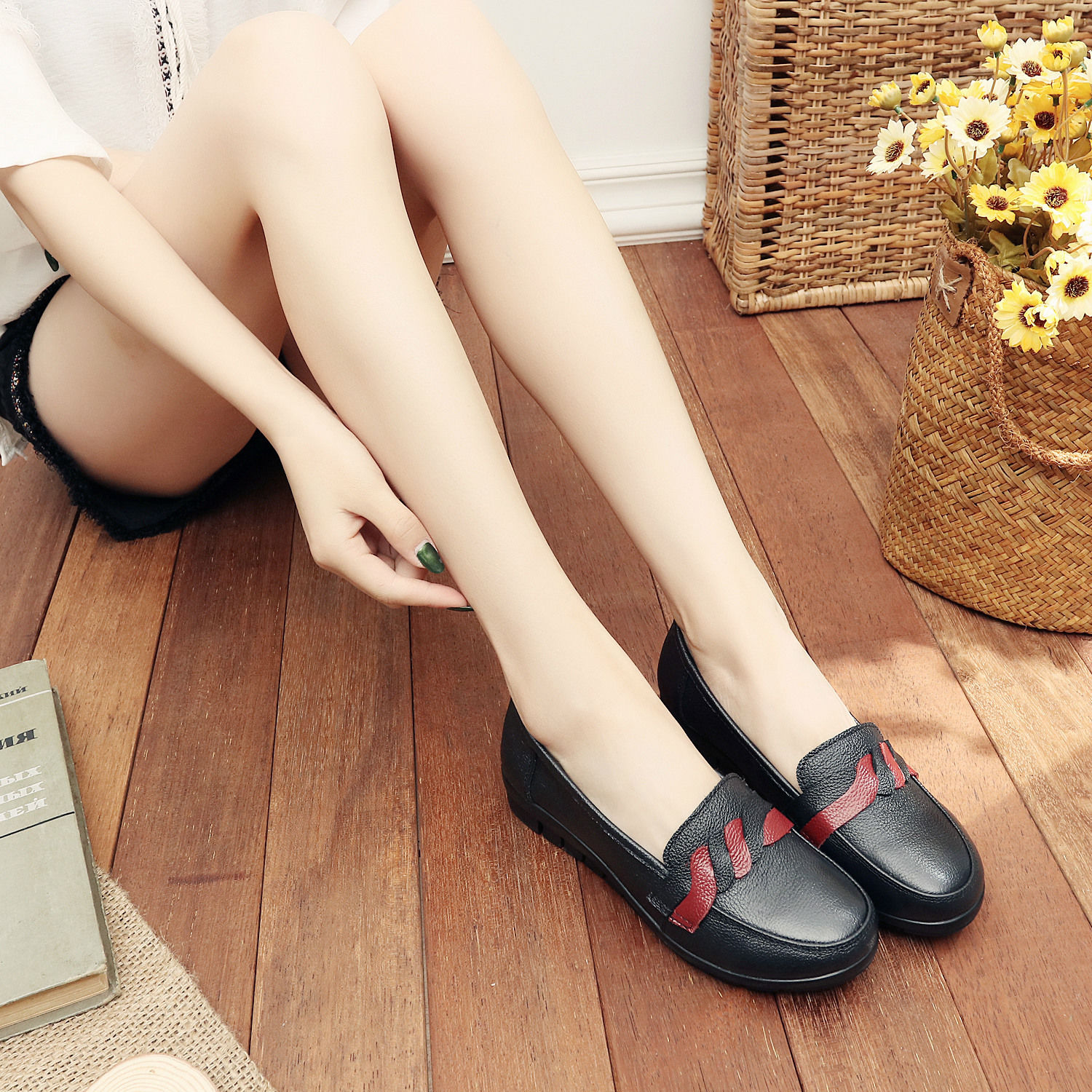 6070后女人别再穿高跟鞋，俗气累脚，新款蛋卷鞋养脚又潮流