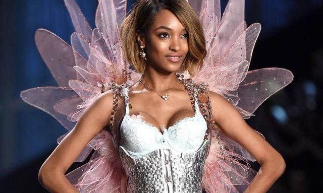 又被黑珍珠维密卓丹邓现身伦敦惊艳了，不愧是“全球最美面孔”