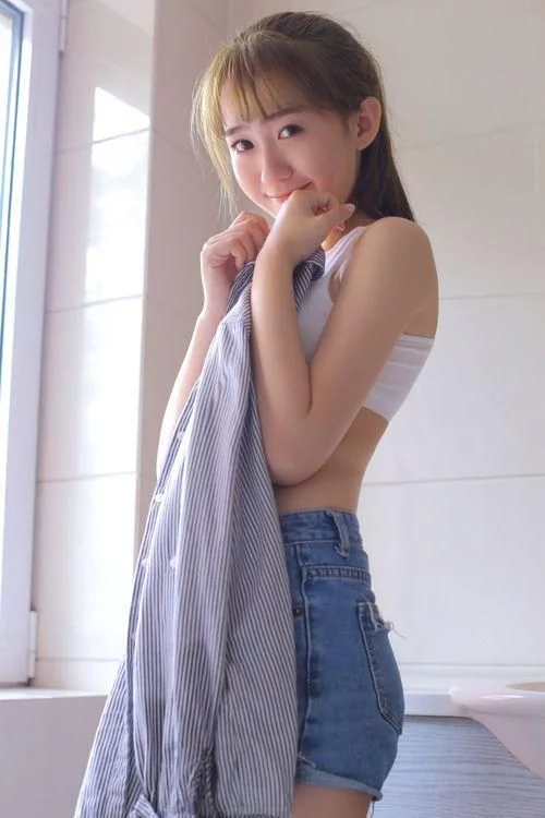 紧身牛仔裤美女勾勒完美身姿，让你美丽又有风度！