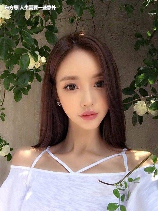 俏丽清秀的气质美女，精致短裙清新又大气，元气满满人比花娇!