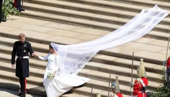 戴安娜王妃孕期和凯特王妃孕期，一位羞涩可爱一位气质满分，婆媳