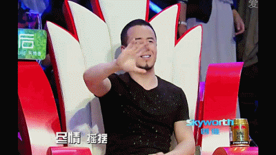 46岁杨坤竟是位潮男？身穿简约私服玩起街拍，胸肌实在太抢眼了