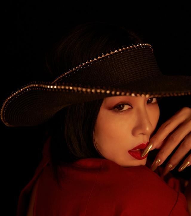  『自信』时尚美女就应该这样穿,吊带连衣裙配高跟鞋,美的楚楚动人!