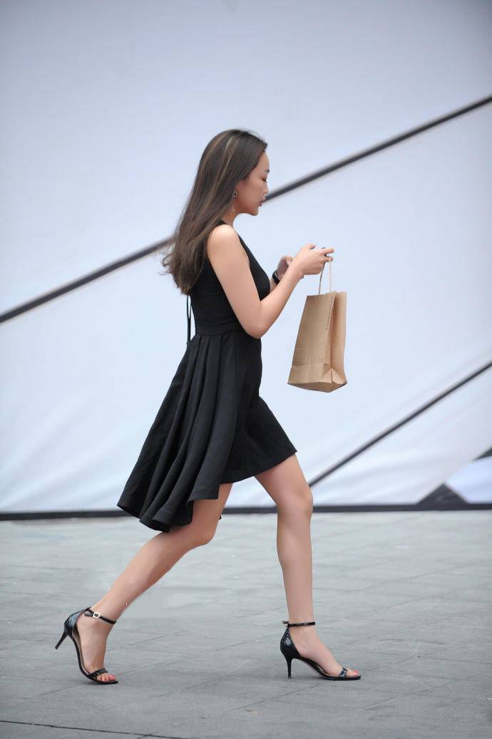 街拍:图五穿吊带配短裤,镂空的设计更添妩媚甩头发动作特勾魂！