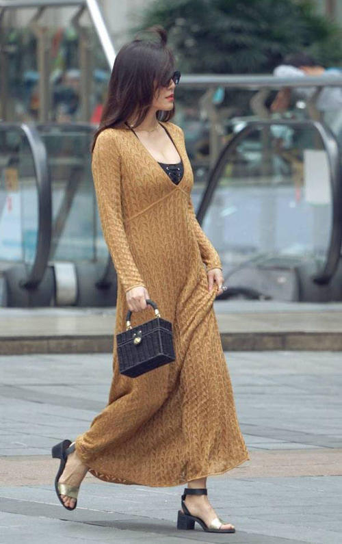 成熟少妇穿蕾丝贴身裙勾勒傲人上围曲线，浑圆饱满的弧度很有韵味