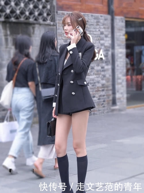 【毒液长袜靴】小姐姐不爱马丁靴,非拿“毒液长袜”当靴子穿,哪知腿细成了电棒