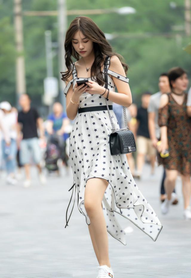 街拍：穿着女神感十足的小姐姐，有型有款美不胜收！