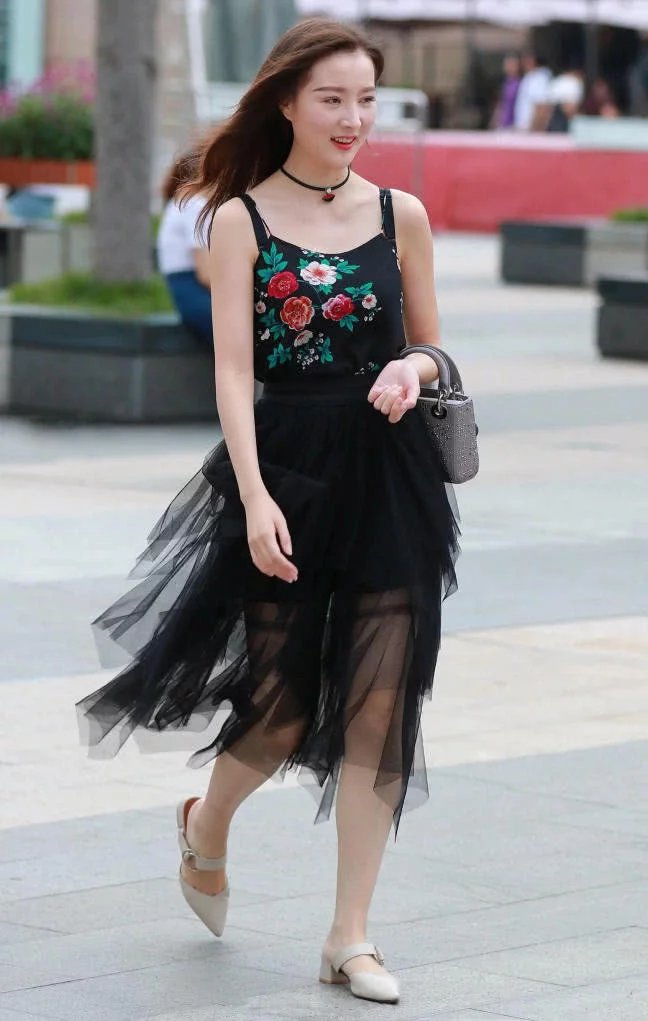 小姐姐修身穿搭勾勒出玲珑有致的身材，网友：不要正脸对我笑，我