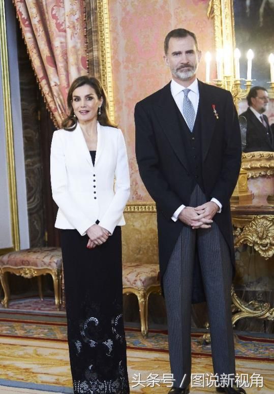 西班牙王后穿紧身裙，两腿修长雪白肌肤，耀眼夺目