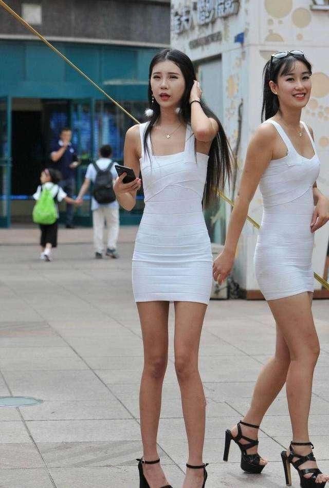  身穿■街拍：小姐姐的精神让人敬佩，上身搭配长袖外套，下身穿紧身短裤